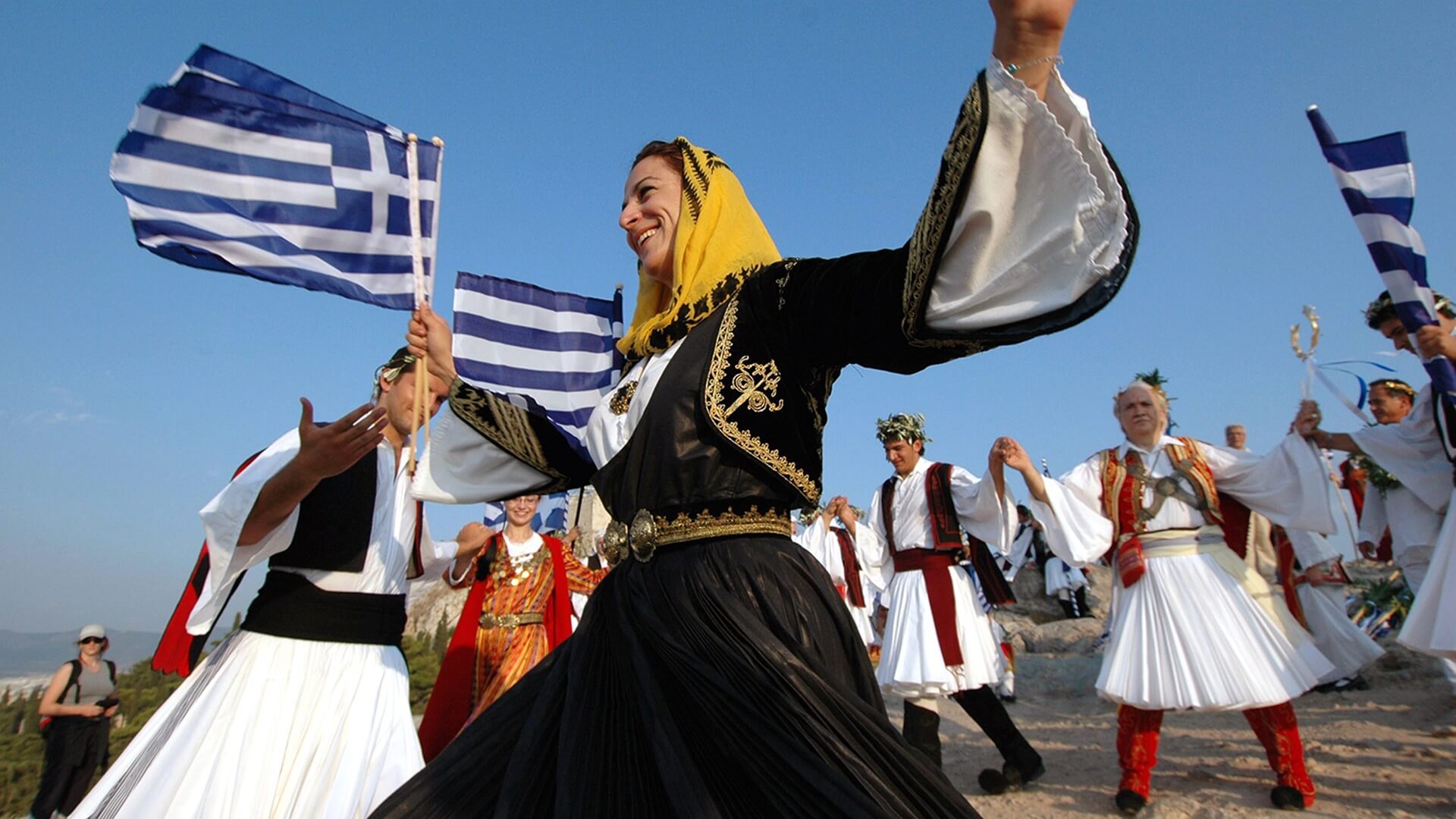 Yunanistan gelenek ve görenekleri kendi içinde köklere dayanmaktadır. Yunan Geleneklerinde bu kökler Homeros zamanından günümüze kadar uzanmaktadır.